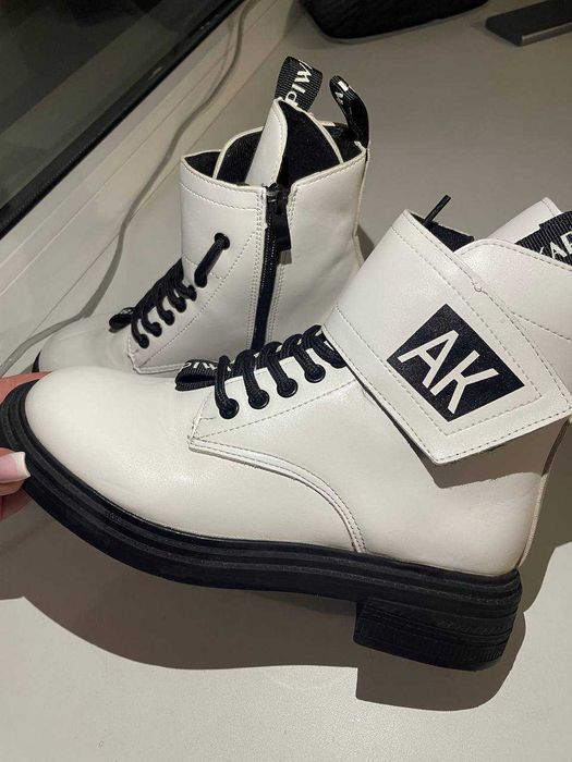 Чоботи в білому кольорі