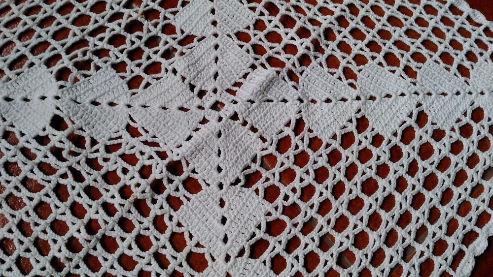 Renda caseira branca
