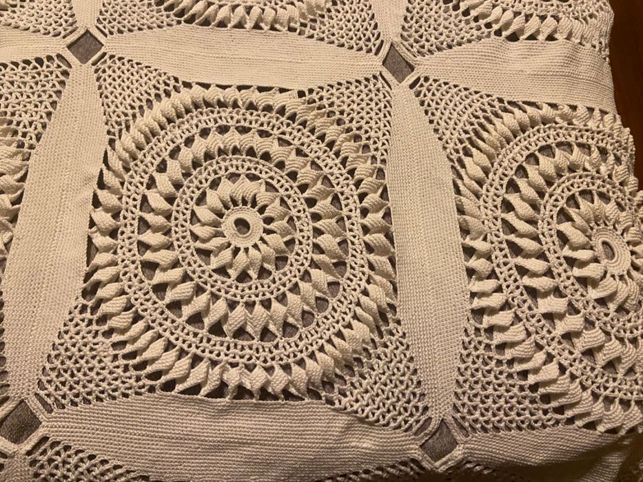 Colcha de renda , feita á mão.