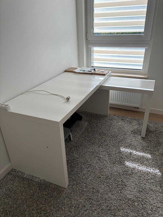 Białe biurko z dwoma blatami w kształcie litery L