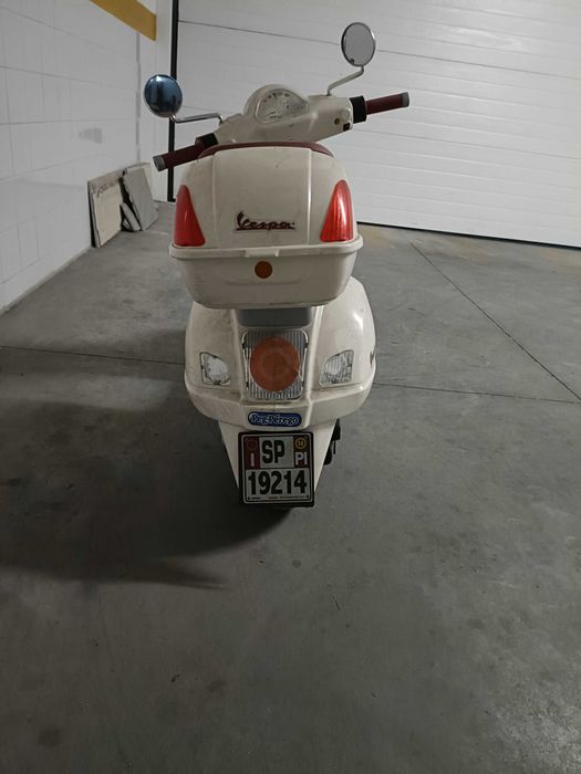 Mota 4 elétrica criança + vespa elétrica de criança. Os 2 com bateria e carregador