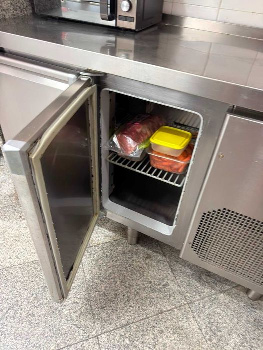 Bancada de inox refrigerada com duas portas