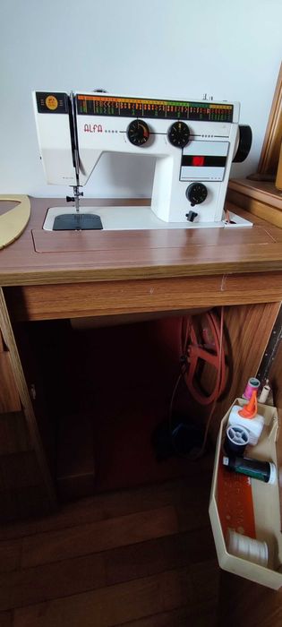 Máquina de costura Alfa incorporada em movel