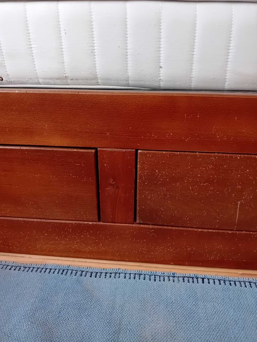 Cama/estrado em madeira de cerejeira maciça