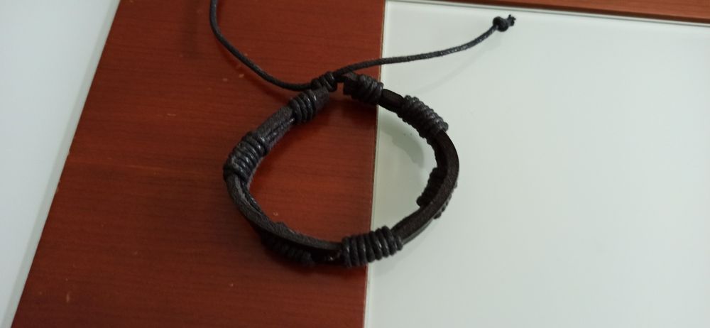 Pulseira de couro preta ajustável