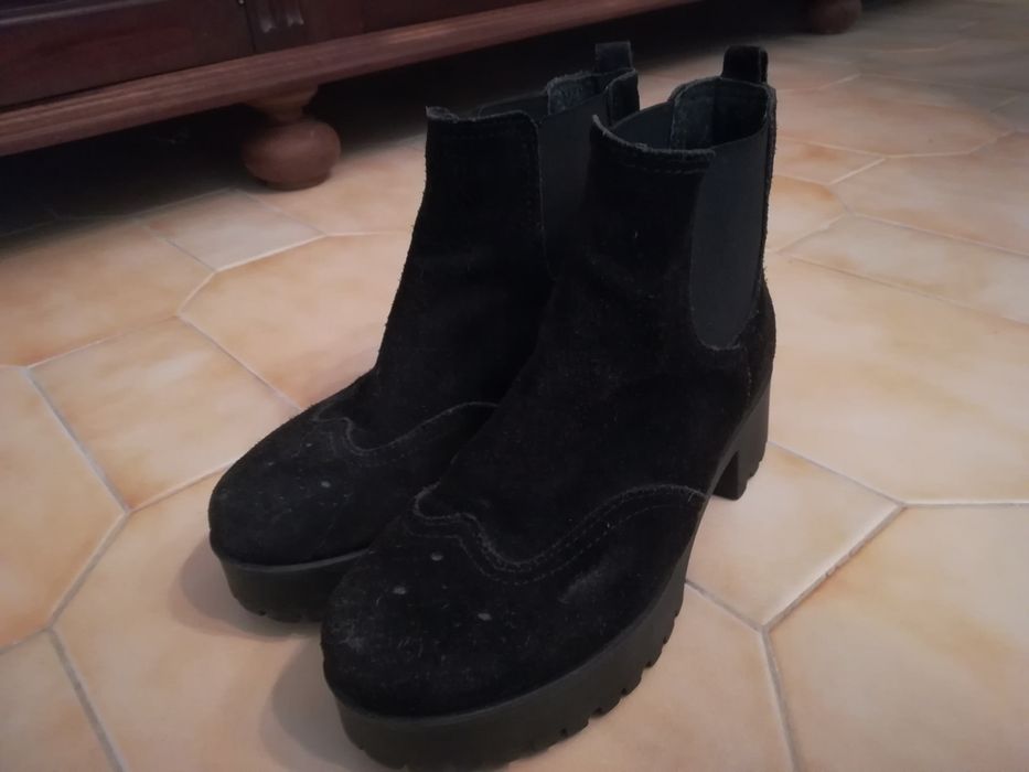 Botas com plataforma de camurça pretas