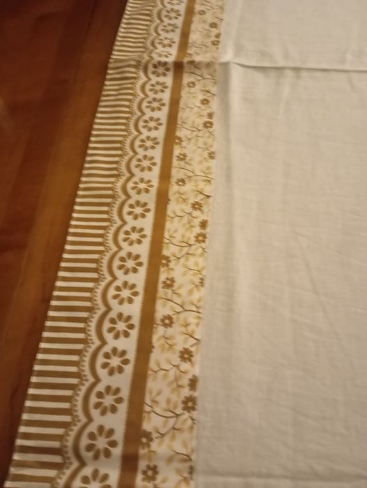 Lençol branco com barra castanha de1,85 x 1,65 cm