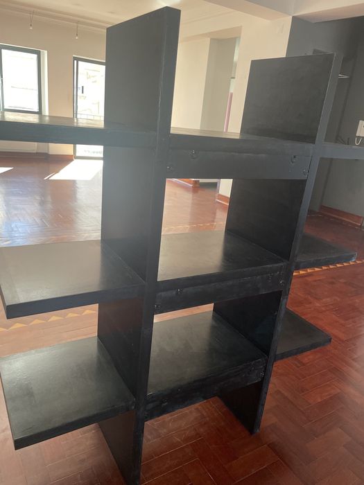 Estante preta com 3 prateleiras