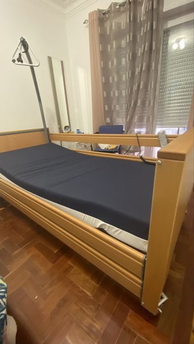 Cama articulada com colchao anti escaras incluido , com comamdo