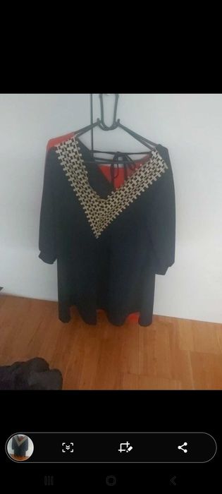 Vestido azul marinho com detalhes em dourado