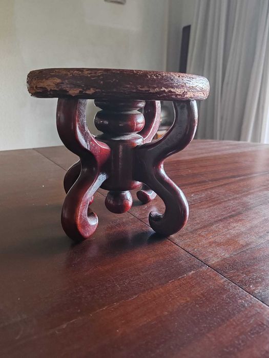 Peanha em madeira maciça para vaso ou figura decorativa.