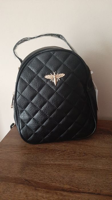 Czarny plecak damski.