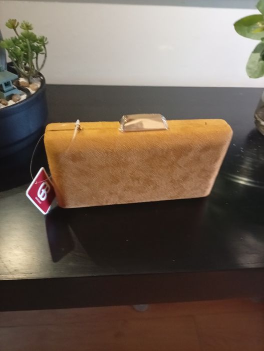 Clutch nova com fecho dourado