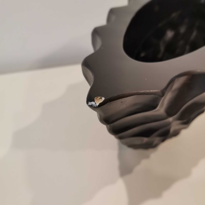 Jarra decorativa preta com relevos