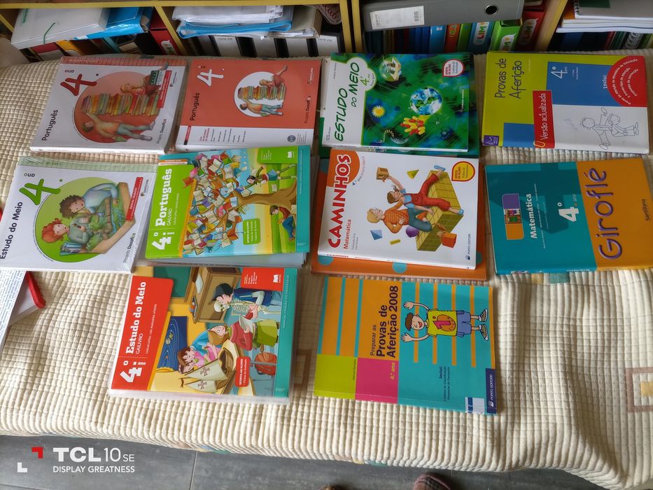 Livros de várias disciplinas do 4 ano