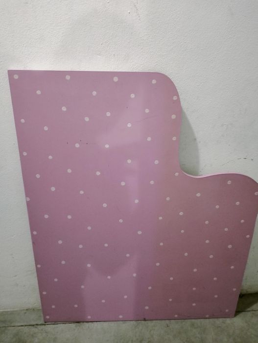 Cabeceira menina. Pintado á mão