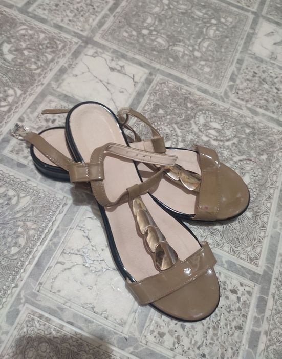 Продам кожаные босоножки