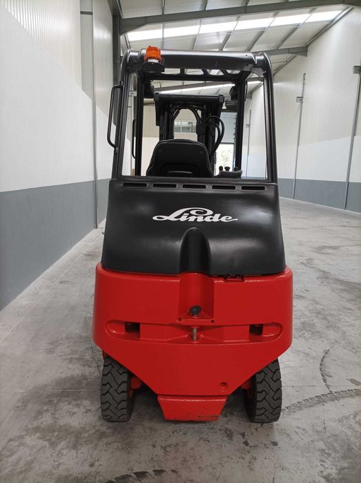 EMPILHADOR ELÉTRICO LINDE E30-02/600 — 3 TONELADAS