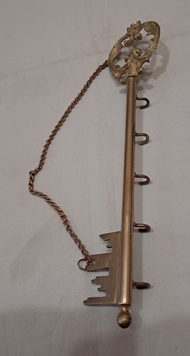 Бронзовый ключ-ключница.