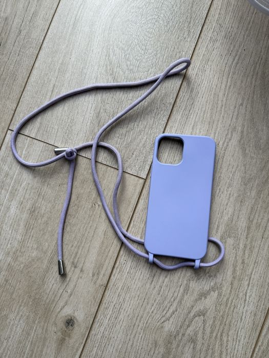 Fioletowe etui na sznurku iphone 12