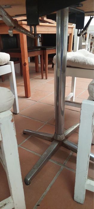 Mesa de cozinha com cadeiras