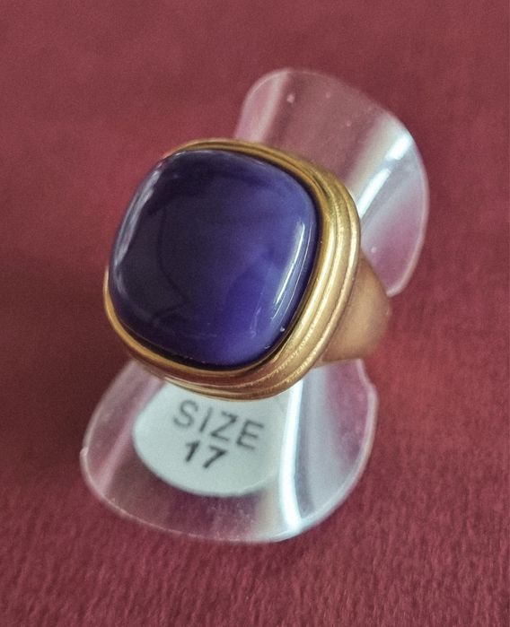 Anel dourado, em aço, com pedra roxa quadrada. T17