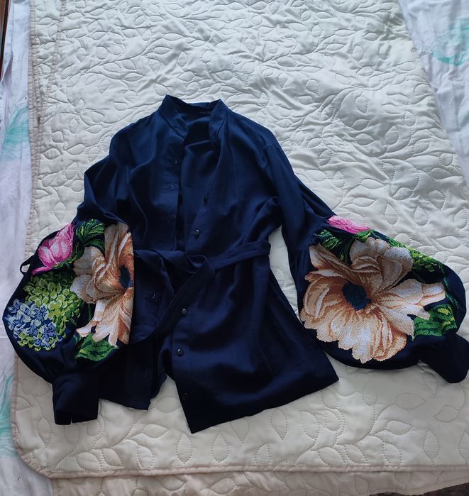 Вишиванка на гудзиках з поясом розмір М