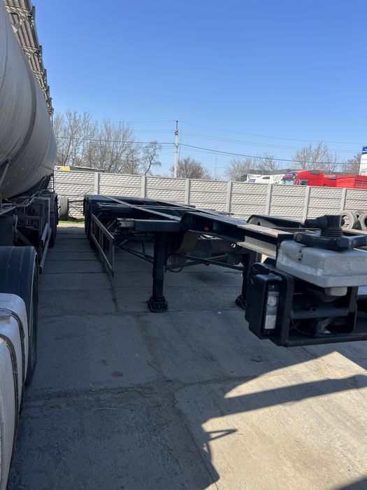 Напівпричіп контейноровоз