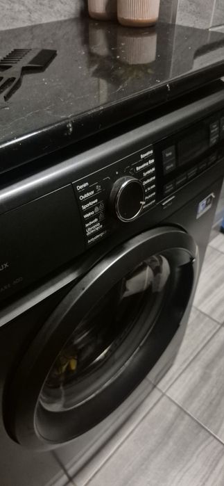 Czarna pralka electrolux