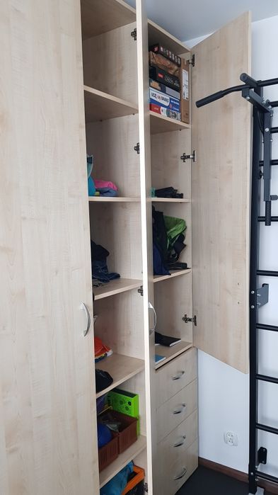 Duża szafa z półkami i szufladami