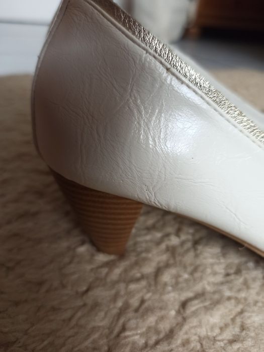 Buty białe ze srebrnym paskiem