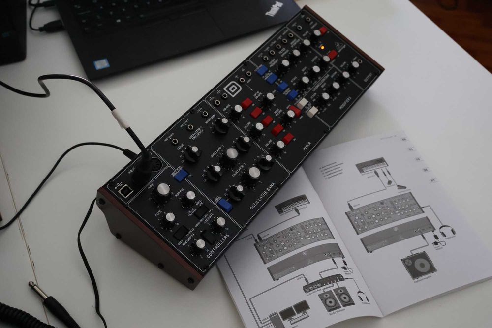 Sintetizador Behringer Model D