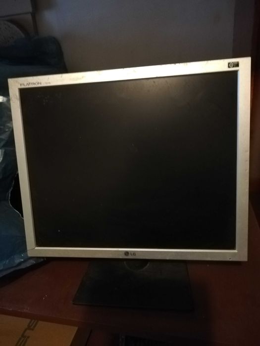 3 monitory LG, Flatron