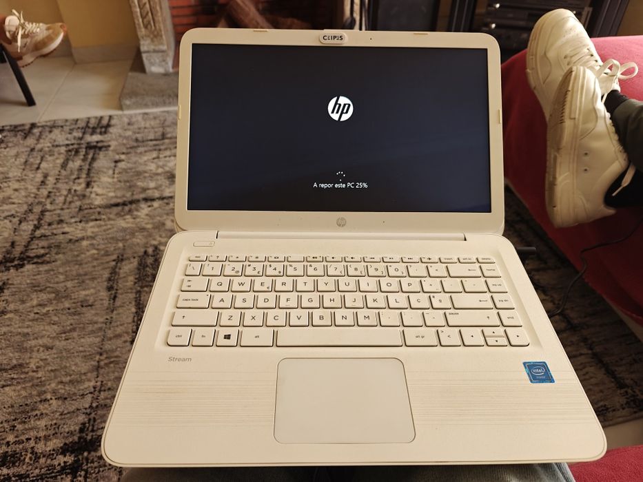 Portátil HP Stream 14-AX007NP (14'' - Intel Celeron N3060)
