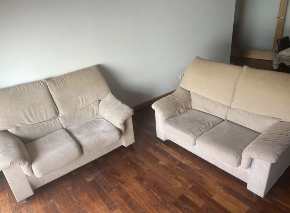 Dois sofás em bom estado