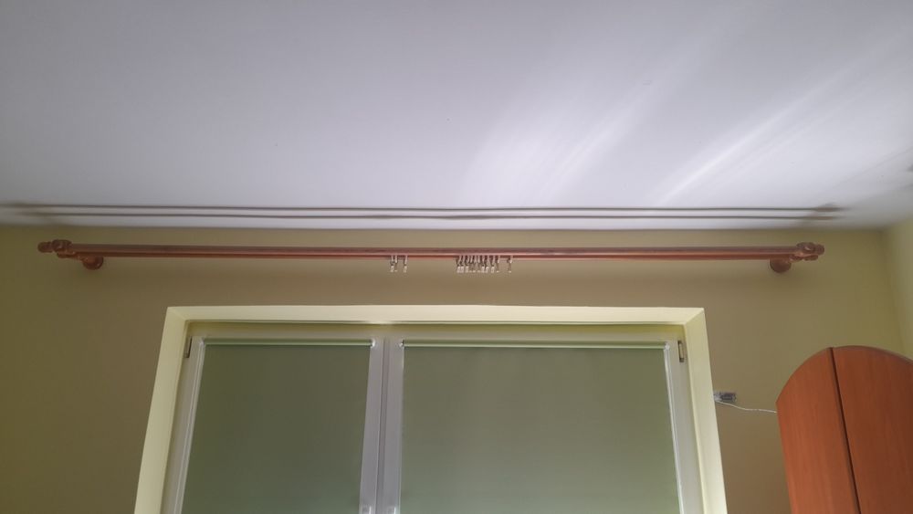 Karnisz z żabkami drewniany