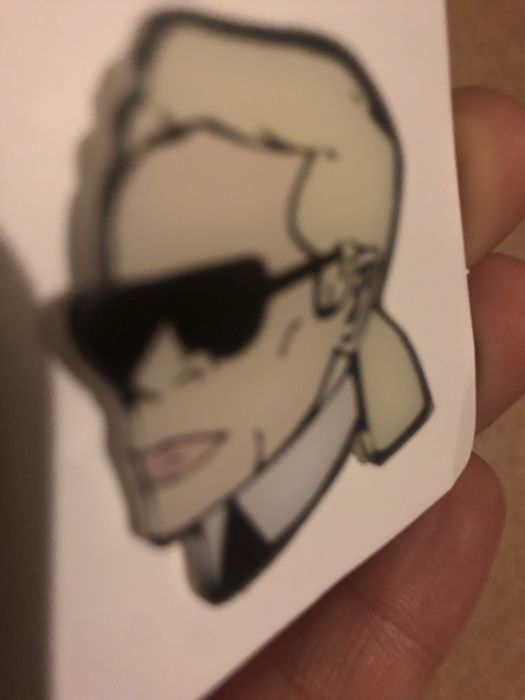 Pin / alfinete KARL LAGERDELD novo