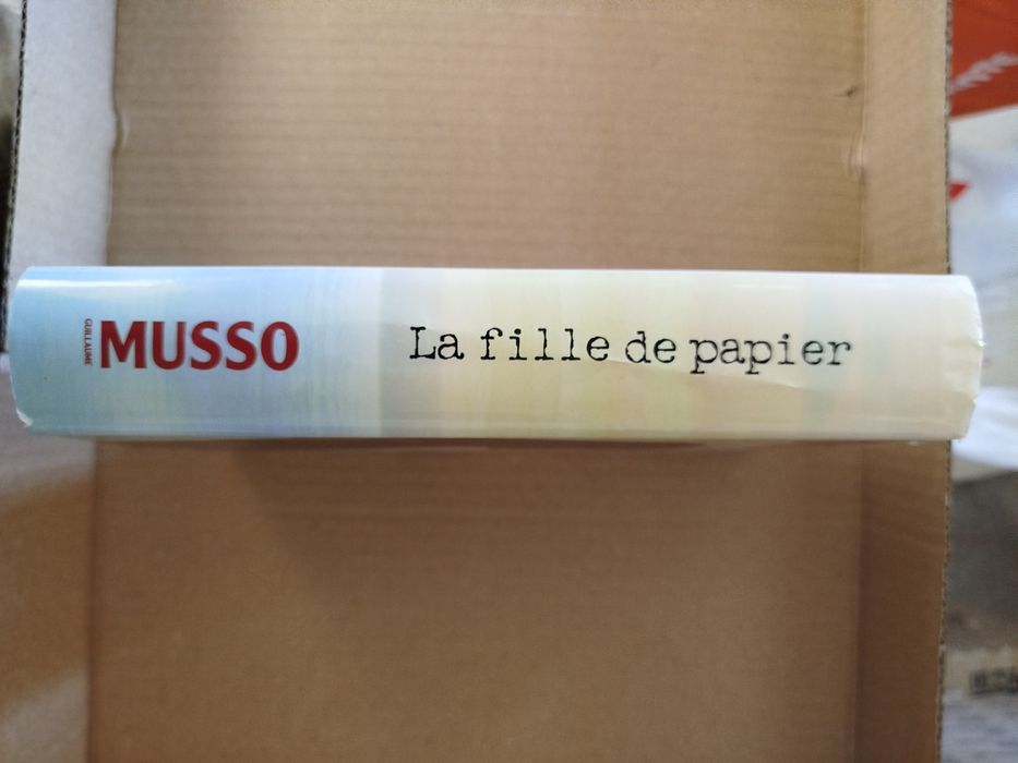 Livro "Lá fille de papier"
