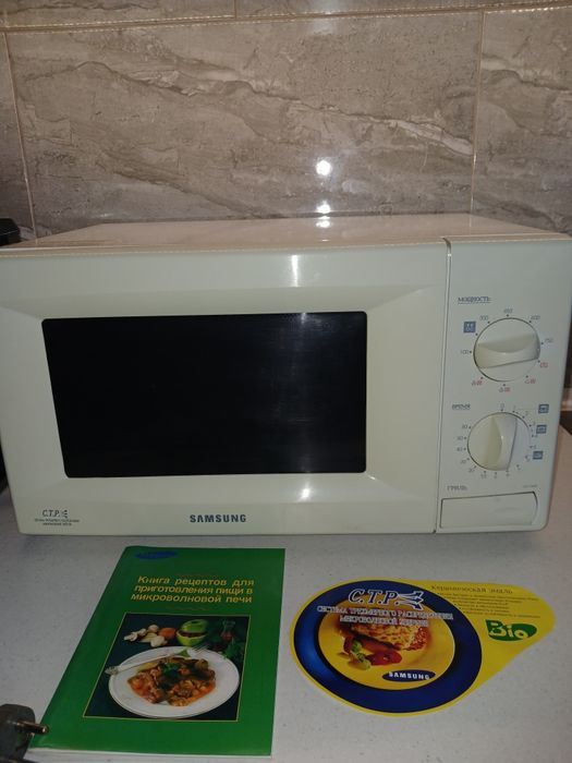 Навесная полка + Микроволновка  с грилем SAMSUNG  CE2718NR с грилем .