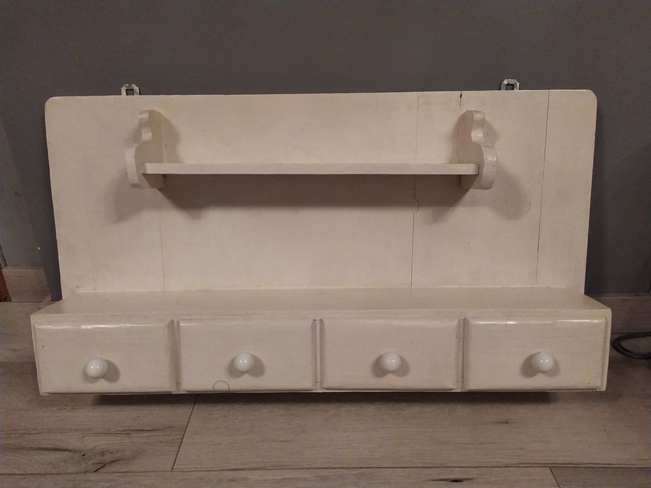 Stara odrestaurowana szafka wisząca kuchenna