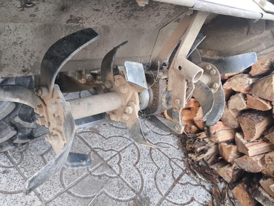 Motocultivador Ferrari com alfaias e atrelado