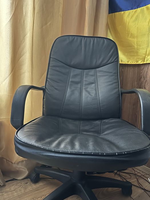Крісло шкіряне офісне