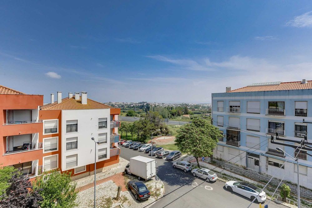 Quartos em T4 mobilado para estudantes | 8 min a pé da NOVA FCT | 2 WC | 105 m²