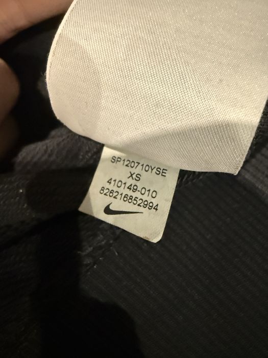 czarna taliowana bluza nike z kapturem