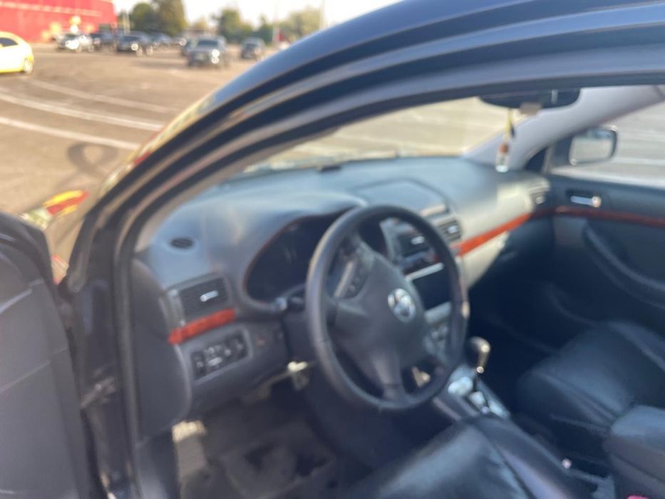 Продам автомобіль Toyota Avensis