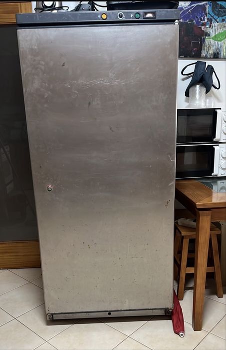 Freezer vertical e utensilios