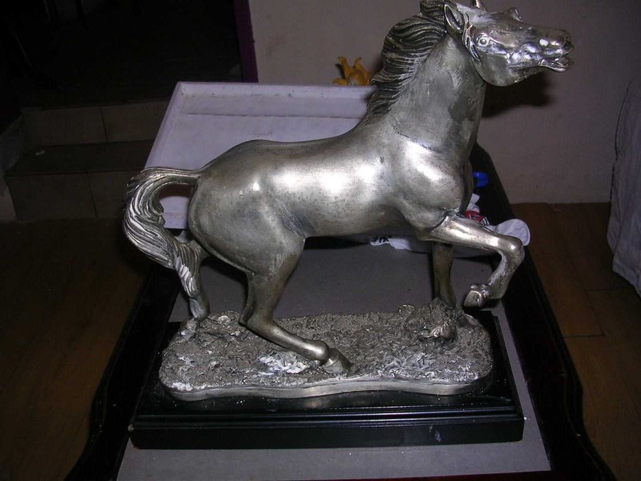 estatueta cavalo selvagem
