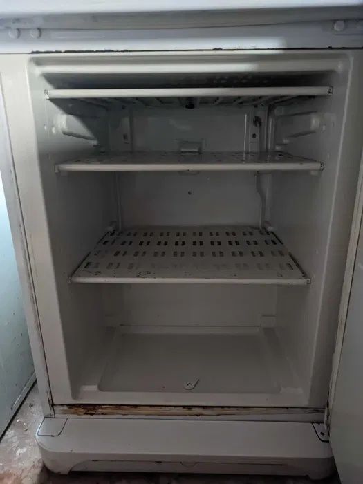 Холодильник с морозильником ARISTON