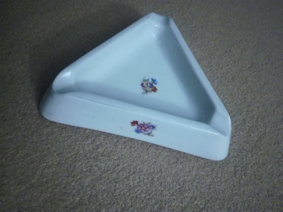 Stara popielniczka Chodzież porcelanowa trójkątna