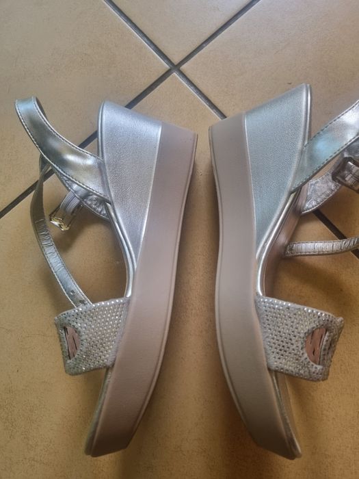 Piękne srebrne sandały